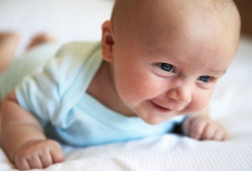 Hvad skal en baby være i stand til at gøre ved 3 måneder? 